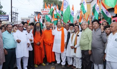 सेना के सम्मान में निकाली तिरंगा रैली, गुंजे देशभक्ति के नारे -आपरेशन सिंदुर ने भारत की साख बढ़ाने पर निकाली गई यह रैली, समापन पर भारत माता की आरती हुई