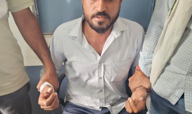 अब जनता को ही कुचलना पड रहा भ्रष्टाचारी सिस्टम का फन -दो पटवारियों की धरपकड़ के बाद अब पंचायत का सहायक सचिव लोकायुक्त  के शिकंजे मे दिया गया, बैखोफ हो चुके है जिले में भ्रष्टाचारी