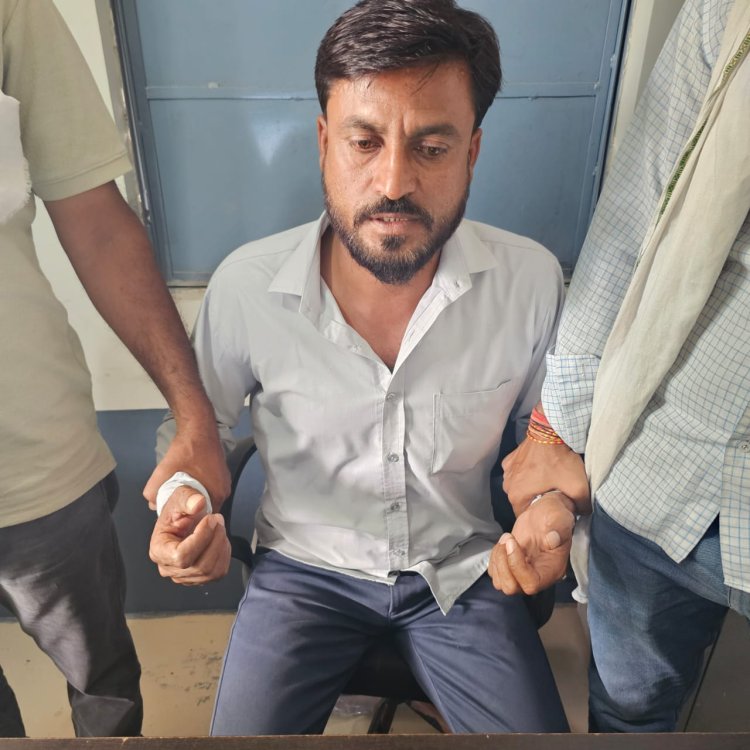 अब जनता को ही कुचलना पड रहा भ्रष्टाचारी सिस्टम का फन -दो पटवारियों की धरपकड़ के बाद अब पंचायत का सहायक सचिव लोकायुक्त के शिकंजे मे दिया गया, बैखोफ हो चुके है जिले में भ्रष्टाचारी