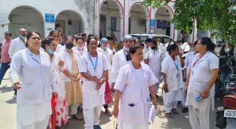 सिविल सर्जन पर लगे आरोपो की होगी जांच, कलेक्टर-स्वास्थ्य विभाग को भेजी जाएगी रिपोर्ट -कल महिला नर्र्सिंग स्टाफ ने सिविल सर्जन के खिलाफ किया था प्रदर्शन, जमकर शिकायते की, ज्ञापन दिया