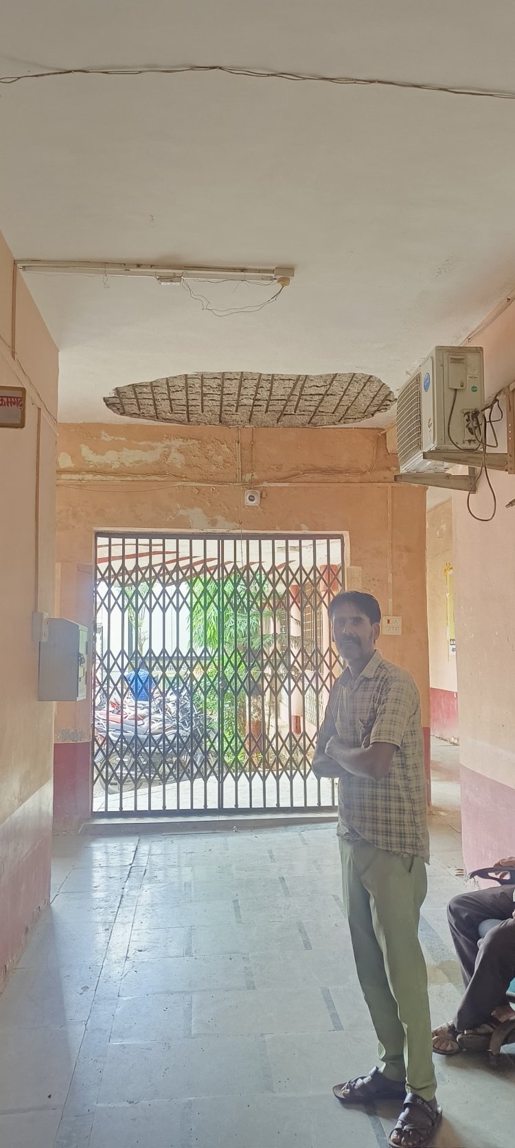80 के दशक में बना आलोट नगर परिषद का भवन अब जर्जर हो चुका, हादसे का डर बढ़ा, जर्जर भवनों पर लोगो को ज्ञान और नोटिस बांटने वाली नगर परिषद अपने भवन पर नही ले रही संज्ञान