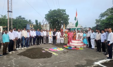 जिला पंचायत कार्यालय पर जिला पंचायत अध्यक्ष लालाबाई शंभूलाल चंद्रवंशी ने किया ध्वजारोहण कलेक्टर कार्यालय में कलेक्टर श्री बाथम ने किया ध्वजारोहण