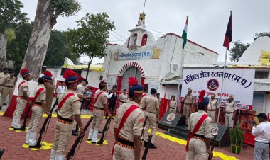सर्किल जेल में हुआ झंडावंदन, कवि सम्मेलन के जरिए केदियों को पढ़ाया अच्छाई का पाठ
