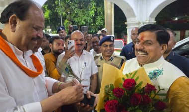 देर रात रतलाम पहुंचे सीएम यादव, आज विधायक मथुरा बा के गांव में करेंगे करोड़ो के विकास कार्यो का भूमिपूजन, मंत्री काश्यप समेत भाजपाईयों ने किया स्वागत