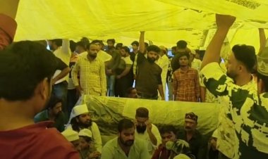 कुत्ते के काटने से घायल हुए युवक की मौत, सड़क पर जनाजा रखकर किया प्रदर्शन,