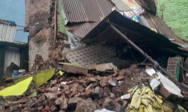 रतलाम में लगातार हो रही बारिश से जनजीवन अस्तव्यस्त, दो मंजिला मकान गिरा, कई घरों में पानी घुसा, सड़के बनी तालाब, अगले तीन दिन भारी बारिश की चेतावनी