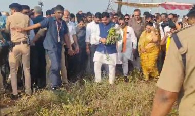 सीएम मोहन यादव पहुंचे सैलाना, बारिश से खराब हुई सोयाबीन की फसलों का किया निरीक्षण 