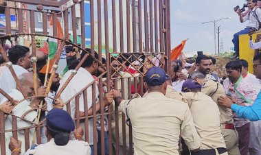 कलेक्टरेट के गेट पर पुलिस और कांग्रेसियों में हुई झुमाझटकी, दोनों तरफ से गेट खोलने को लेकर जोर आजमाइश   कांग्रेस ने रतलाम में निकाल किसान न्याय यात्रा