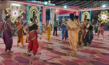 डोंगरे नगर में गरबारास में हो रही मां दुर्गा की आराधना,  बालिकाएं खेल रही गरबा