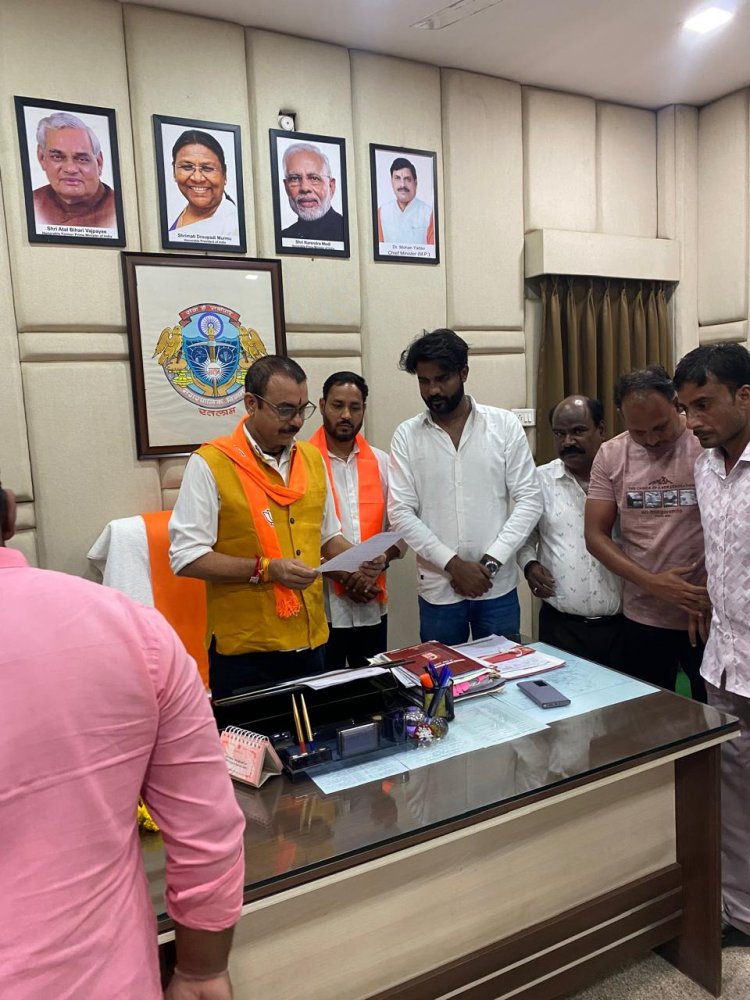 निगम सफाईकर्मियों को अग्रिम वेतन देने की मांग, राज्य सफाई कर्मचारी मोर्चा ने महापौर और निगम आयुक्त को दिया ज्ञापन 