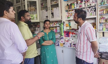 गुजरात में प्रतिबंधित कफ सिरप की खेप रतलाम में मिली,  मेडिकल स्टोर्स एवं निजी अस्पतालों का निरीक्षण... जांच के लिए दवाईयों के नमूने भी लिए गए