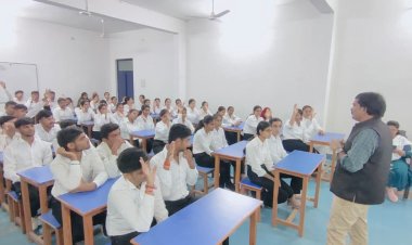 रॉयल कॉलेज में बेटी बचाओं बेटी पढाओं एवं साइबर सुरक्षा जागरूकता कार्यक्रम आयोजित