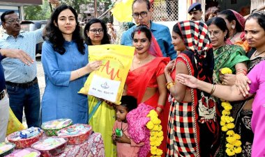 अंबेडकर बस्ती की महिलाओं ने कलेक्टर से कहा - हैप्पी दिवाली, फीका न रहे त्योहार,रोशन रहे सबकी दिवाली