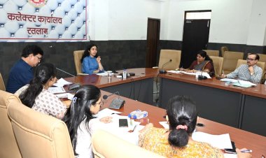 कलेक्टर ने महिला एवं बाल विकास विभाग की योजनाओं की प्रगति जानी, आंगनवाड़ी कार्यकर्ता और आशा साथ मिलकर काम करें -कलेक्टर श्रीमती मिशा सिंह महिलाओं को लाभान्वित करने के लिए नया चैट बोट बनाए, 