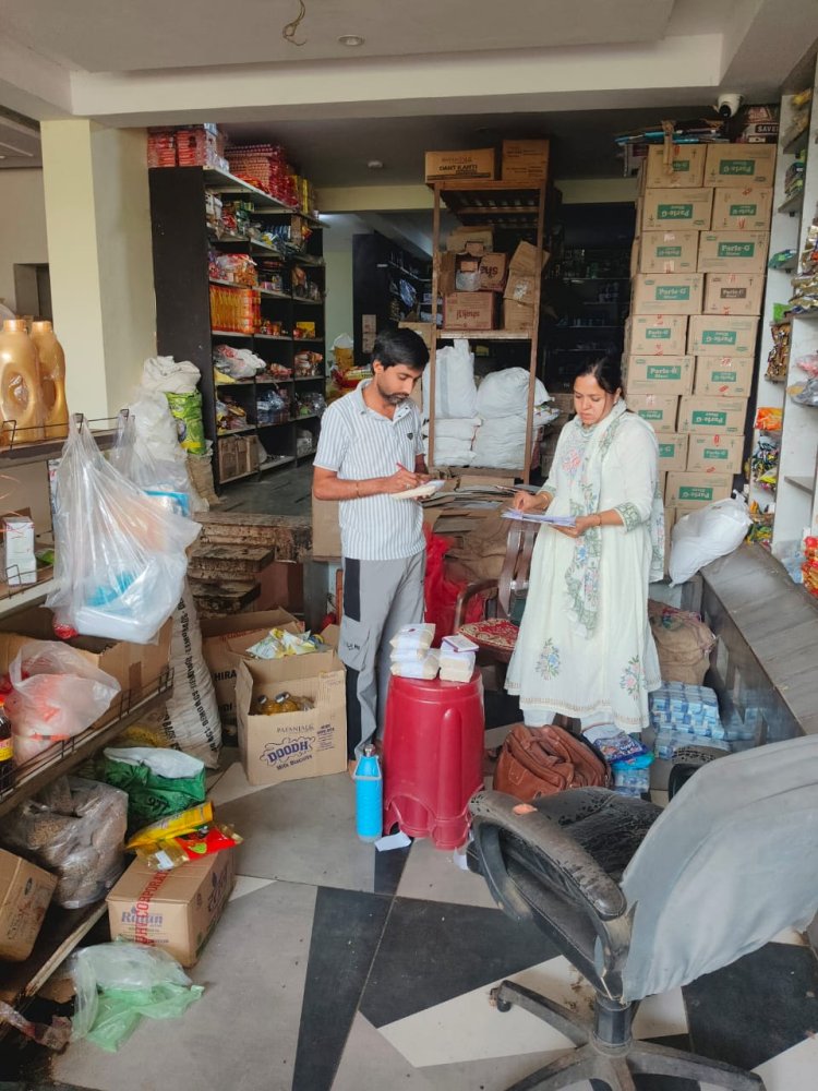 बाजना में खाद्य विभाग की टीम ने किया निरीक्षण, एक्सपायरी सामान जब्त