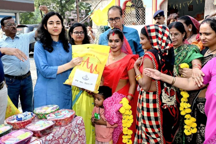 अंबेडकर बस्ती की महिलाओं ने कलेक्टर से कहा - हैप्पी दिवाली, फीका न रहे त्योहार,रोशन रहे सबकी दिवाली