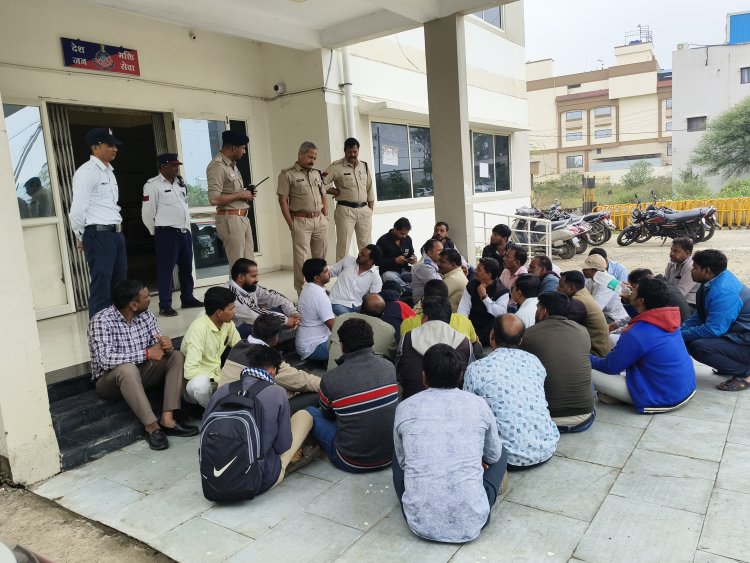 चालानी कार्रवाई के दौरान सरपंच  प्रतिनिधि  से अभद्रता का आरोप, ट्रैफिक थाने का घेराव कर विरोध दर्ज कराया