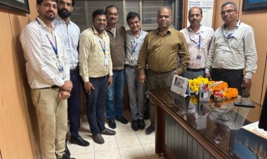 रतलाम  रेलवे के सिनियर डीओएम अजय ठाकुर के सेवानिवृत्त होने पर  स्टेट बैक परिवार ने किया उनका सम्मान