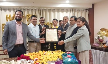 जल संसाधन विभाग के तकनीकी शाखा प्रभारी रविन्द्र जैन को समारोह पूर्वक दी विदाईÛ, शाल श्रीफल, अभिनंदन पत्र और उपहार भेंट कर किया सम्मानित