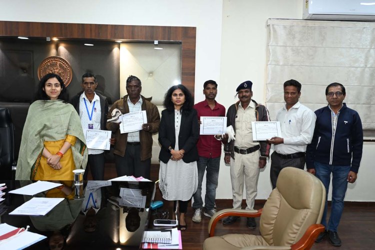 एसआईआर का शत प्रतिशत पूर्ण करने पर कलेक्टर ने तीन बीएलओ को सम्मानित किया