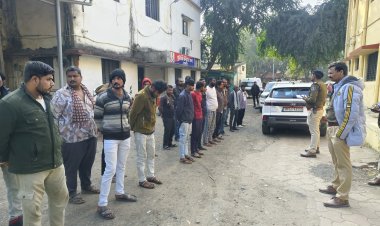 गुड्डों की परेड पुलिस का गुड्डा पकड़ो अभियान   शहर के चार थाना क्षेत्र के 21 गुड्डों को एसडीएम कोर्ट में पेश    एडिशनल एसपी,एसपी के सामने परेड कर भेजा एसडीएम कोर्ट