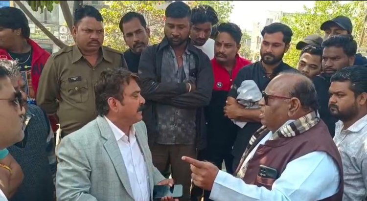 सियासत की गर्मी के आगे वर्दी पड़ने लगी नरम!,शहर की फ़िज़ा बिगाड़ने की धमकी देते रहे भाजपा नेता, कांग्रेस ने भाजपा के नेताओं की निजी लड़ाई बताई