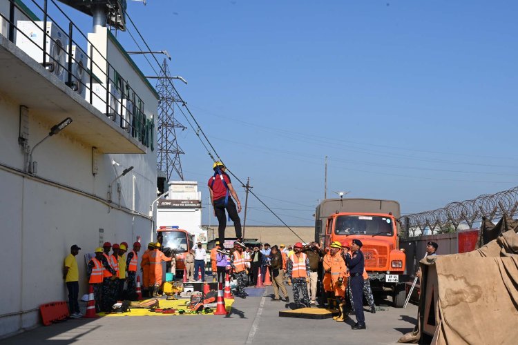 आपदा प्रबंधन को लेकर डी मार्ट में मॉक ड्रिल, मॉक ड्रिल के दौरान रेस्क्यू अभ्यास किए गए, लोगों को बचाने के पूरे तरीके आजमाए