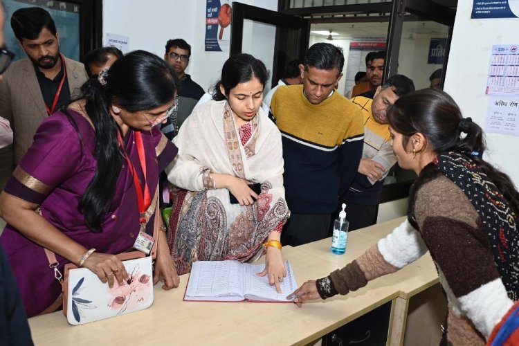 कलेक्टर ने मेडिकल कॉलेज का निरीक्षण किया -छात्रावास में रहने वाले विद्यार्थियों को पानी और भोजन की असुविधा न हो- कलेक्टर