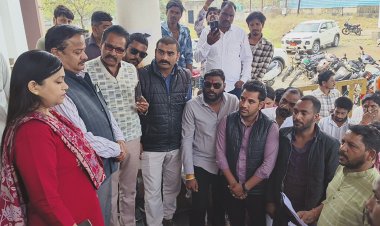 अवैध खनन पर खनिज अधिकारी की मेहरबानी, ग्रामीणों ने लगाया जब्त किये डंपर पर बिना जुर्माना छोड़ना का आरोप! राजनीतिक दबाव में फर्जी मुकदमा दर्ज करने का आरोप लगाते हुए एसपी के नाम दिया ज्ञापन