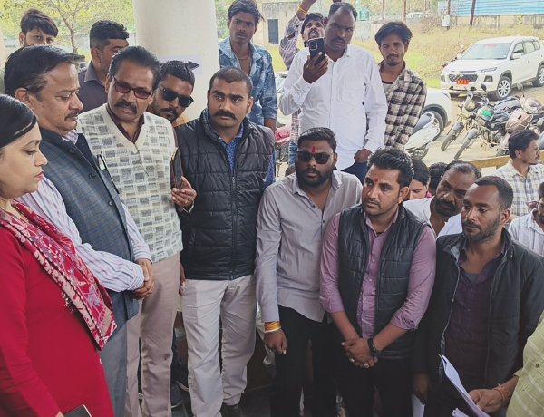 अवैध खनन पर खनिज अधिकारी की मेहरबानी, ग्रामीणों ने लगाया जब्त किये डंपर पर बिना जुर्माना छोड़ना का आरोप! राजनीतिक दबाव में फर्जी मुकदमा दर्ज करने का आरोप लगाते हुए एसपी के नाम दिया ज्ञापन