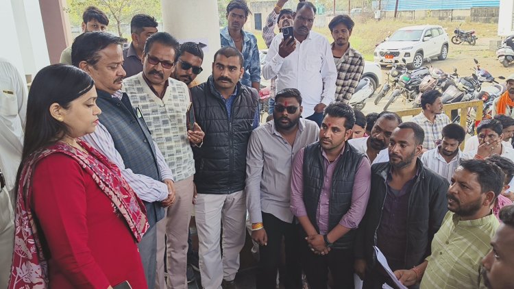 अवैध खनन पर खनिज अधिकारी की मेहरबानी, ग्रामीणों ने लगाया जब्त किये डंपर पर बिना जुर्माना छोड़ना का आरोप! राजनीतिक दबाव में फर्जी मुकदमा दर्ज करने का आरोप लगाते हुए एसपी के नाम दिया ज्ञापन