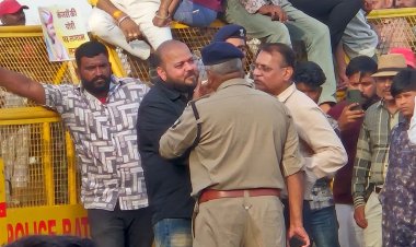 10 मिनट की मुलाक़ात के चक्कर में शहर की जनता को 4 घंटे 40 डिग्री तपती धूप में खड़ा कर दिया, जीवनसिंह शेरपुर के आंदोलन को जिला प्रशासन ने शहरवासियों का सिरदर्द बना दिया, रतलाम पहुंचने वाले मार्गों पर बेरिकेटिंग से लोगों को हुई मुश्किले, अपने घर पहुंचने के लिए लोगों को करना पड़ी मशक्कत