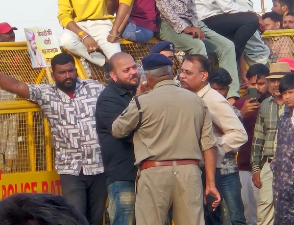 10 मिनट की मुलाक़ात के चक्कर में शहर की जनता को 4 घंटे 40 डिग्री तपती धूप में खड़ा कर दिया, जीवनसिंह शेरपुर के आंदोलन को जिला प्रशासन ने शहरवासियों का सिरदर्द बना दिया, रतलाम पहुंचने वाले मार्गों पर बेरिकेटिंग से लोगों को हुई मुश्किले, अपने घर पहुंचने के लिए लोगों को करना पड़ी मशक्कत