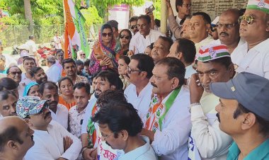 बढ़ती महंगाई और बाजार टैक्स वसूली को लेकर कांग्रेस का प्रदर्शन, महापौर पर लगाया भ्रष्टाचार का आरोप, निगम सम्मेलन से पहले कांग्रेस ने किया निगम का घेराव