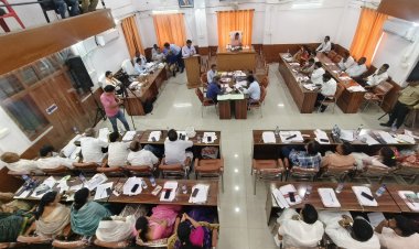 नगर निगम सम्मेलन में सावरकर पर टिप्पणी से मच गया बवाल, भाजपा ओर कांग्रेस पार्षद हुए आमने सामने, दोनों पक्षों ने फूंके पुतले, कांग्रेस पार्षद  को बाहर करने पर विपक्ष ने किया बॉयकॉट, महापौर ने चूड़ियां फेंकी