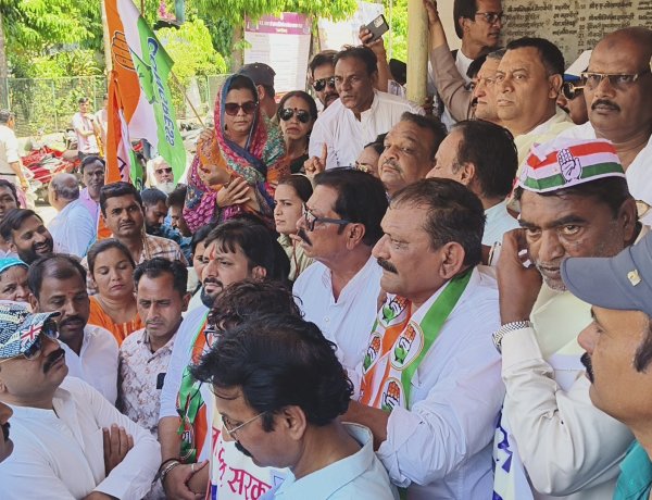 बढ़ती महंगाई और बाजार टैक्स वसूली को लेकर कांग्रेस का प्रदर्शन, महापौर पर लगाया भ्रष्टाचार का आरोप, निगम सम्मेलन से पहले कांग्रेस ने किया निगम का घेराव