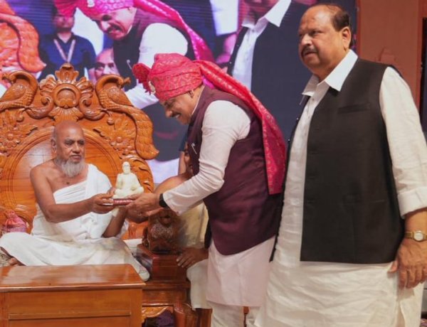 मोहन खेड़ा तीर्थ में मुख्यमंत्री डॉ. मोहन यादव ने लिया आचार्य श्रीमद विजय नित्य सेन सूरीश्वर जी से आशीर्वाद 