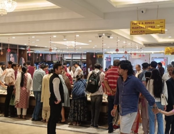 अक्षय तृतीया पर डी.पी. ज्वेलर्स ने ग्राहको को दिया डिज़ाइनर, वेडिंग, नेचुरल डायमंड, ट्रेडिशनल, एंटीक और पोल्की ज्वेलरी का लेटेस्ट कलेक्शन, बना खरीदी का भरोसेमंद डेस्टिनेशन, ग्राहकों में दिखा उत्साह...