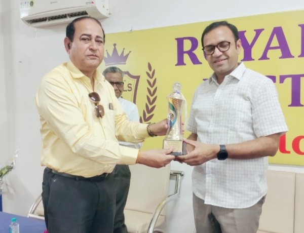 रॉयल कॉलेज में वरिष्ठ IAS राहुल जैन ने विद्यार्थियों को दिए सफलता के मूल मंत्र....रोजगार, स्वरोजगार, एवं आध्यात्म विषय पर विद्यार्थियों से संवाद किया