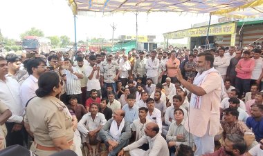 नामली में शव रखकर मुआवजे की मांग, सड़क हादसे में व्यापारी की मौत के बाद बवाल, सड़क पर चिता जलाने की बात, समझाइश के बाद माने