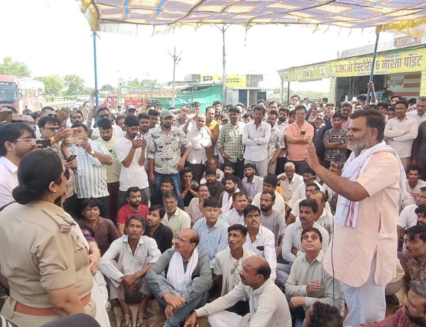 नामली में शव रखकर मुआवजे की मांग, सड़क हादसे में व्यापारी की मौत के बाद बवाल, सड़क पर चिता जलाने की बात, समझाइश के बाद माने