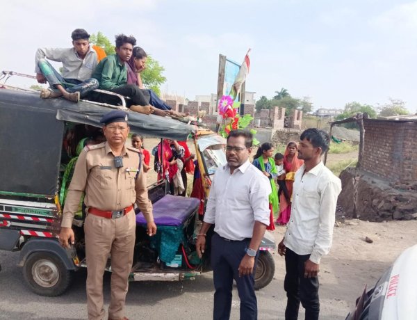 ओवरलोड वाहनों के खिलाफ आरटीओं ने की कार्रवाई, यातायात थाने पर खड़ा करवाया