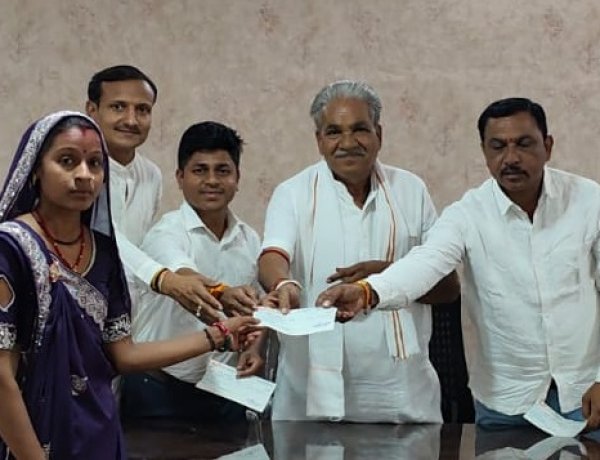 नवविवाहितों को बांटे विधायक डामर ने चेक