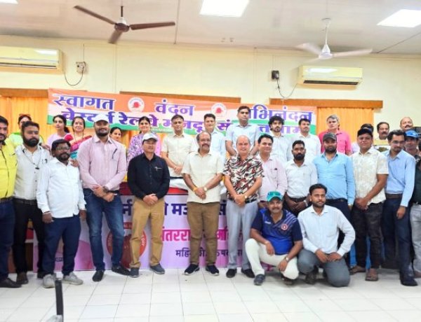 मंडल की मेहनत को मिला सम्मान: DRM अश्विनी कुमार का मजदूर संघ ने किया भव्य स्वागत, 7 विभागों ने भी जीती शील्ड