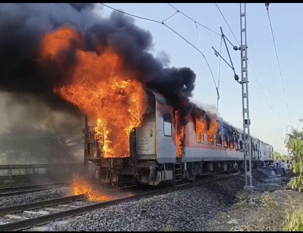 आलोट के पास राजधानी एक्सप्रेस के एसी कोच में लगी भीषण आग, आलोट, 68 यात्रियों को सुरक्षित निकाला, गार्ड और आरपीएफ की सूझबूझ से टला बड़ा हादसा, दिल्ली-मुंबई रेल यातायात रहा प्रभावित