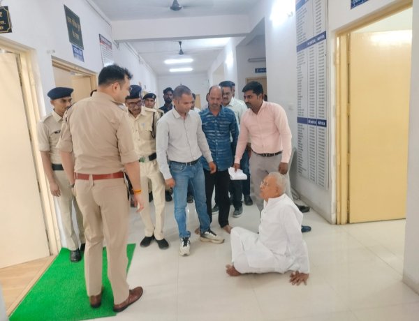 जो कभी प्रदेश के गृहमंत्री हुआ करते थे आज वही कानून से इंसाफ मांगने जमीन पर बैठे! पूर्व गृहमंत्री हिम्मत कोठारी एसपी के चेंबर के बाहर धरने पर बैठे,मीसाबंदी के प्लॉट पर अवैध कब्जे का मामला