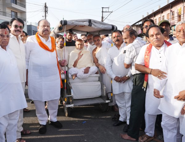 चेतन्य काश्यप जैसे गुरूभक्त मिल जाए, तो अनेक अच्छे काम हो सकते है- नित्यसेन सूरीश्वरजी गच्छाधिपति श्रीमद विजय नित्यसेन सूरीश्वरजी का पदार्पण कैबिनेट मंत्री चेतन्य काश्यप के निवास पर हुई गहुली