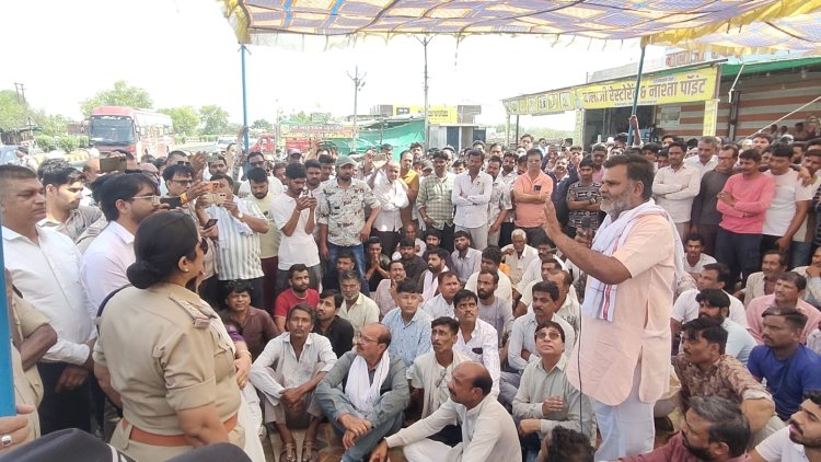 नामली में शव रखकर मुआवजे की मांग, सड़क हादसे में व्यापारी की मौत के बाद बवाल, सड़क पर चिता जलाने की बात, समझाइश के बाद माने