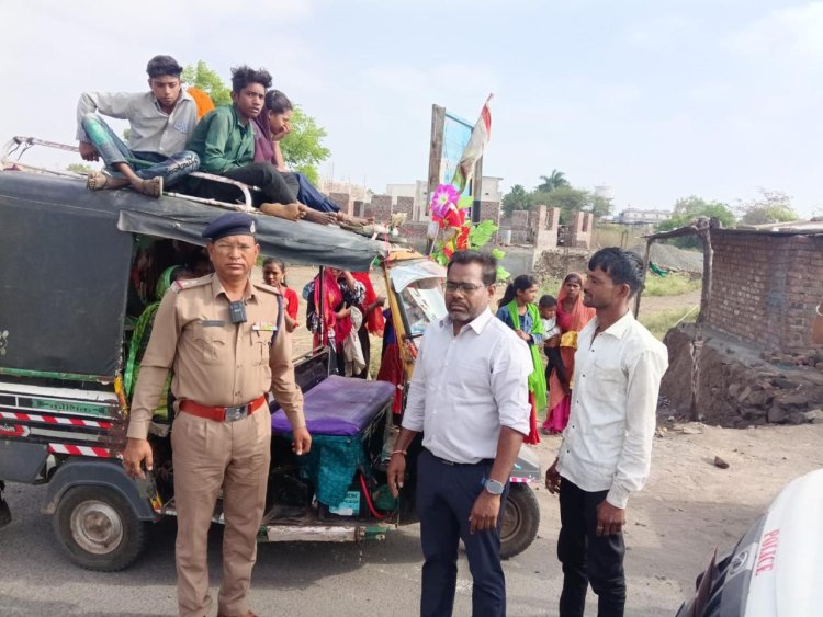 ओवरलोड वाहनों के खिलाफ आरटीओं ने की कार्रवाई, यातायात थाने पर खड़ा करवाया