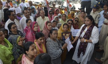 नटराजन का नामांकन निरस्त होने पर महिला कांग्रेस ने सीएम का पुतला फूंका, राष्ट्रपति के नाम सौंपा ज्ञापन